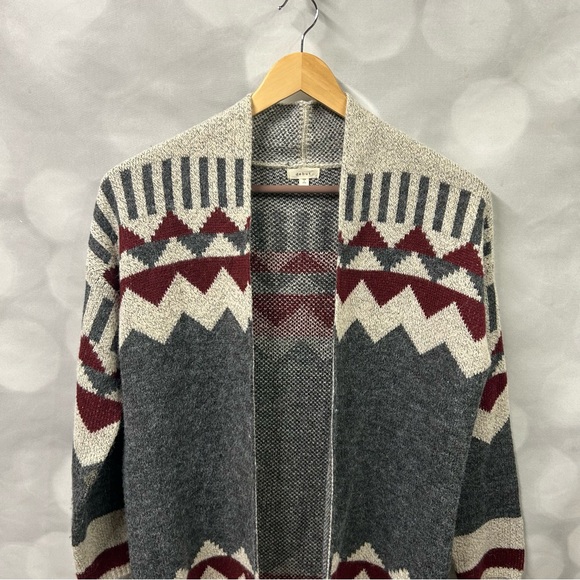Debut cardigan in‎ size medium with aztec-like pattern - Picture 1 of 9